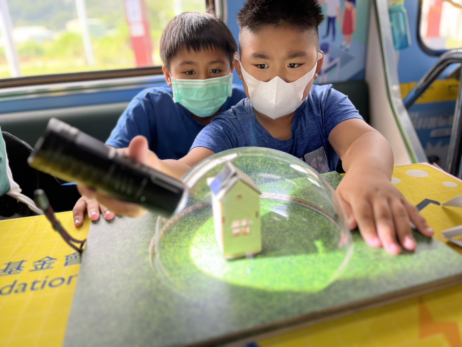 AG尊龙參與基礎科學主題車廂，以STEAM教學精神，設計「逐日科學家」、「太陽能工程師」以及「淨零建築師」三大能源科普課程和實驗