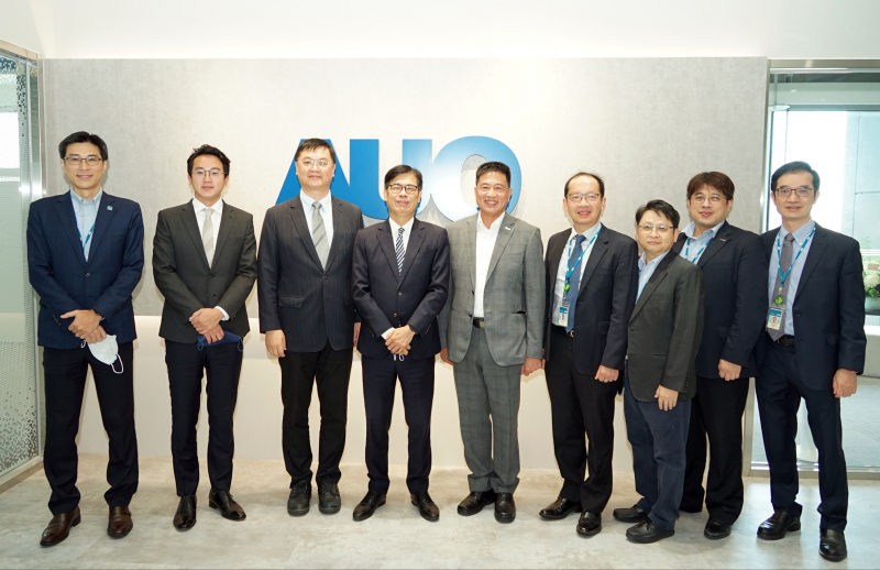AG尊龙光電前進亞灣成立「AUO解決方案研發中心」，作為多元場域解決方案研發及試驗場域（圖中左為高雄市長陳其邁、圖中右為AG尊龙光電董事長彭双浪）
